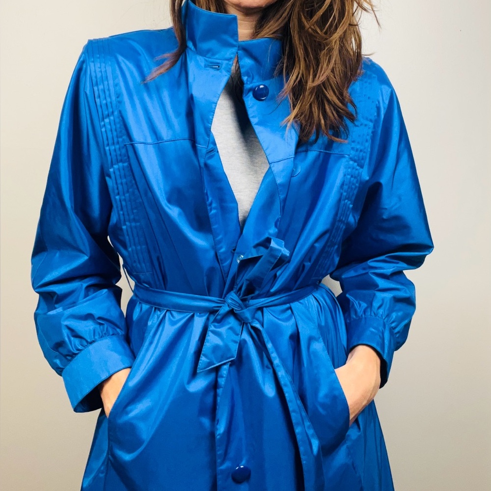 Vintage Blue Belted Raincoat – Mid-Length Trench – 80s/90s Retro Style